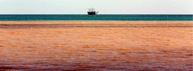 Antalya Körfezi'ni çamur kapladı