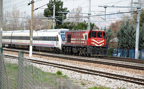Yolda kalan YHT'nin yardımına kara tren koştu