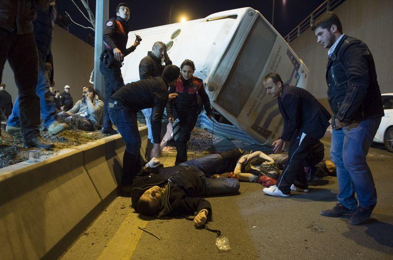 Ankara'da halk otobüsü köprüden uçtu