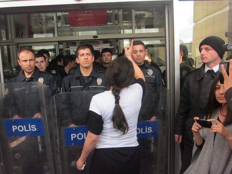 Çağlayan Adliyesi'nde kadın avukatların X-ray protestosu