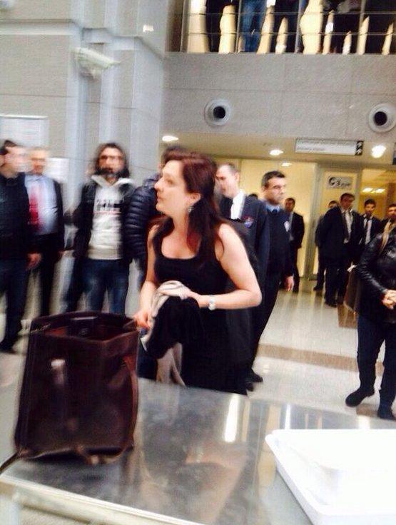 Feminist avukat adliye girişinde soyundu