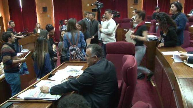 KKTC'de öğretmenler Meclis'i bastı