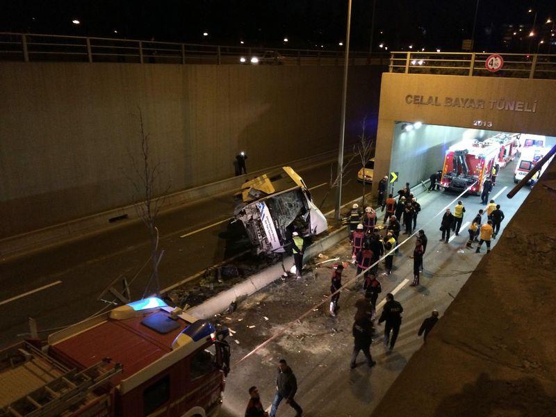 Ankara'da halk otobüsü köprüden uçtu