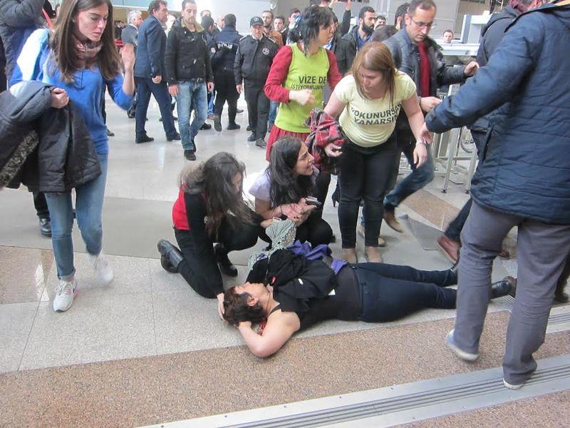 Çağlayan Adliyesi'nde kadın avukatların X-ray protestosu