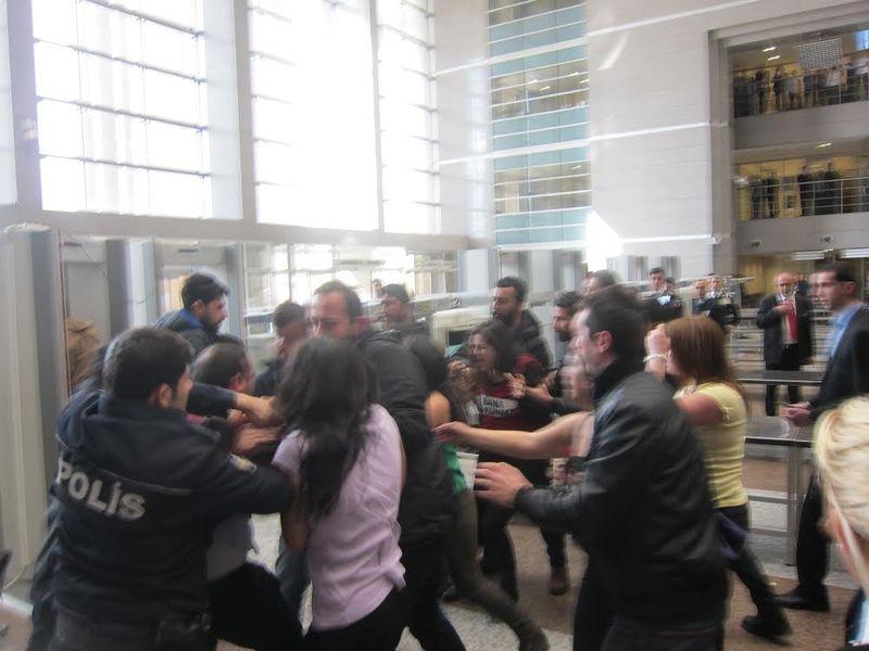 Çağlayan Adliyesi'nde kadın avukatların X-ray protestosu