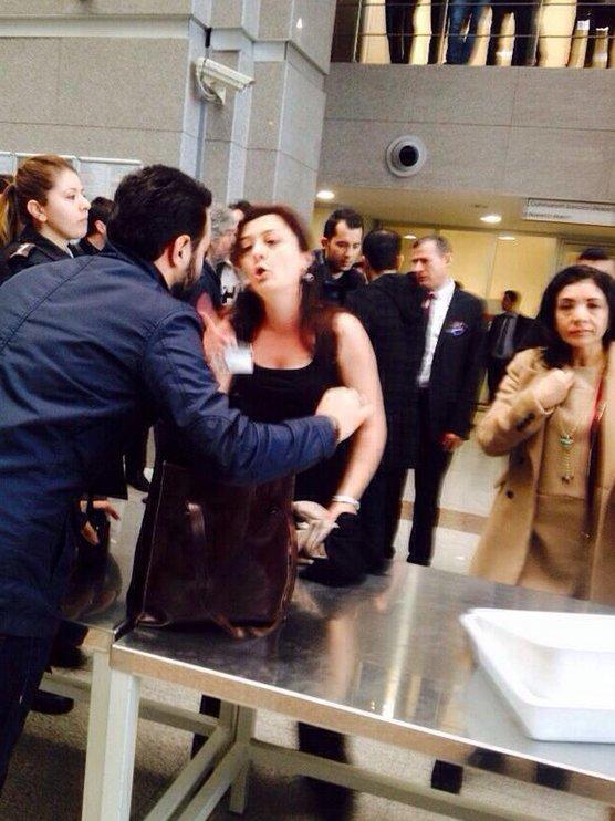 Feminist avukat adliye girişinde soyundu