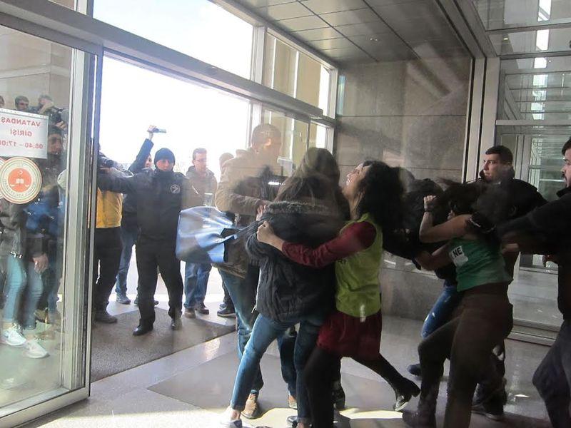 Çağlayan Adliyesi'nde kadın avukatların X-ray protestosu