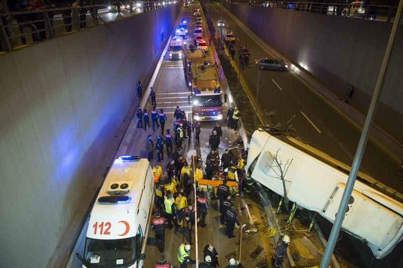 Ankara'da halk otobüsü köprüden uçtu