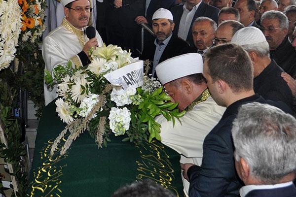 İzmir'de bir cami imamı oğlunun cenaze namazını kıldırdı