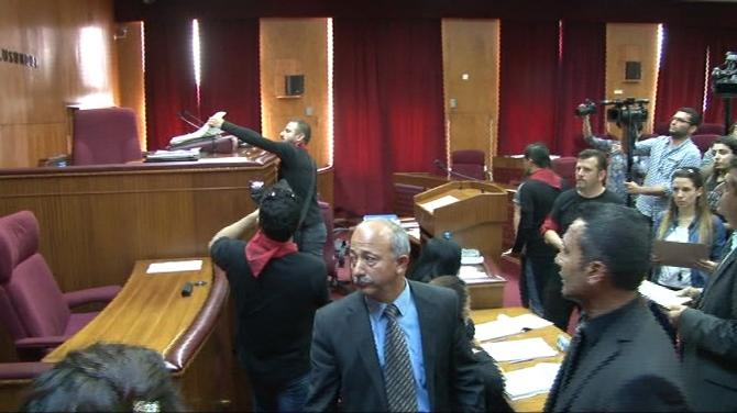 KKTC'de öğretmenler Meclis'i bastı