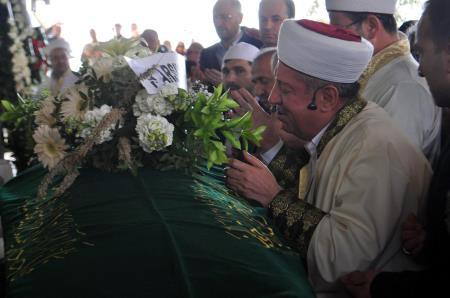 İzmir'de bir cami imamı oğlunun cenaze namazını kıldırdı