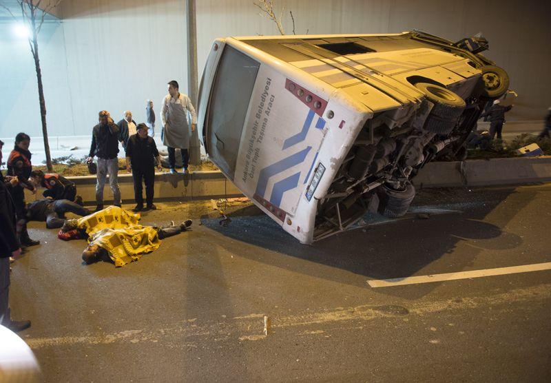 Ankara'da halk otobüsü köprüden uçtu