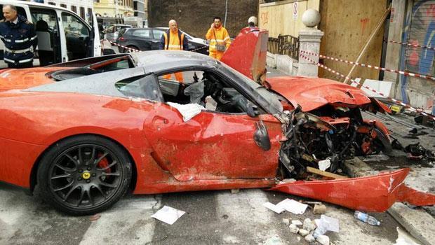 Gaz ve freni karıştıran vale Ferrari'yi pert etti