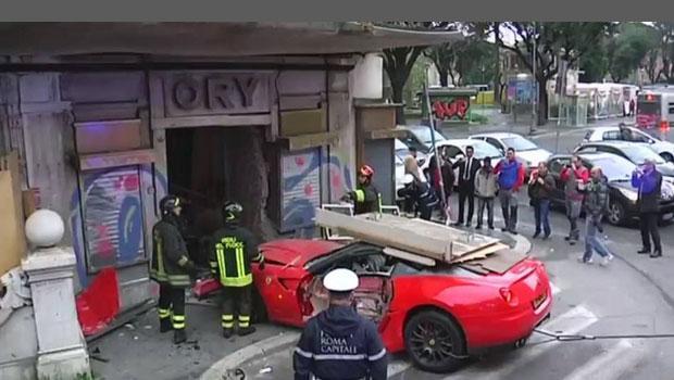 Gaz ve freni karıştıran vale Ferrari'yi pert etti