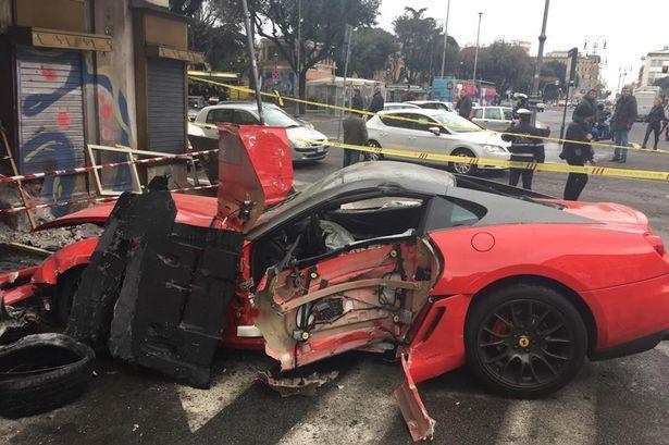 Gaz ve freni karıştıran vale Ferrari'yi pert etti