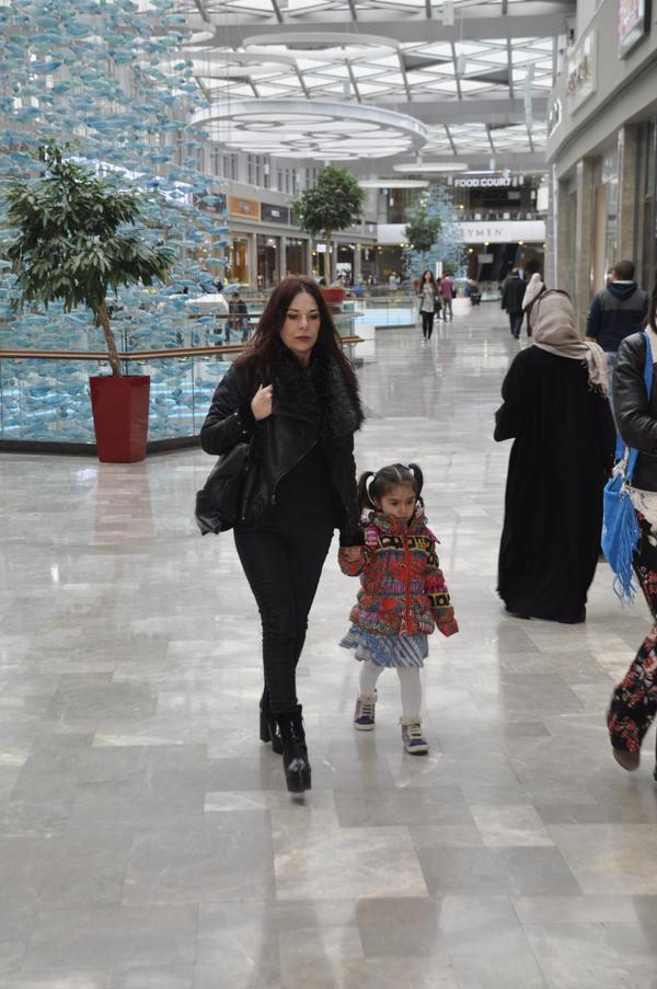 Şenay Gürler torunuyla alışverişte