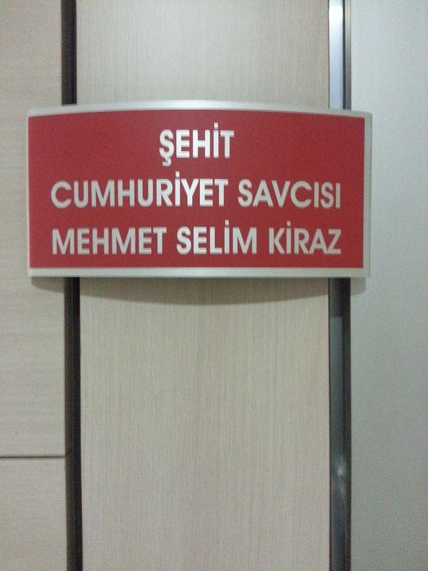 Şehit savcının adı odanın kapısına asıldı