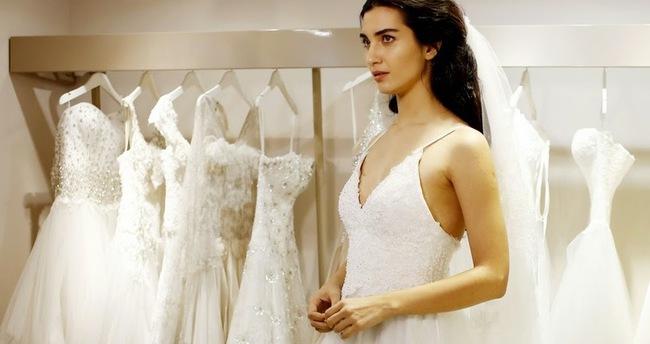 Arap hayranları Tuba Büyüküstün'ün peşinde