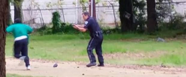 ABD polisi siyahiyi 8 kurşunla sırtından vurdu