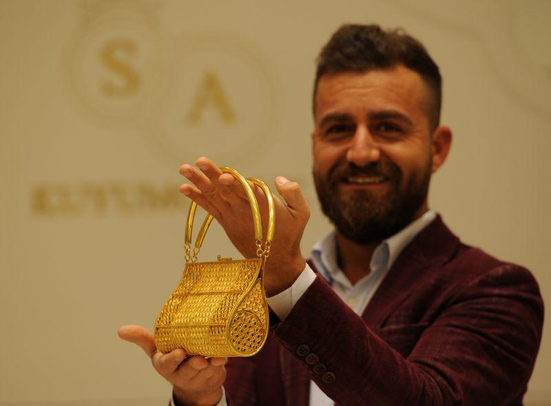 Bursa'da 120 bin liralık çanta satışa sunuldu