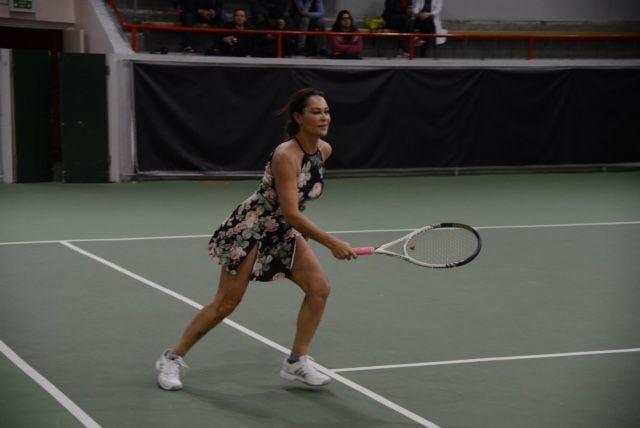 Hülya Avşar kortta çiçek açtı