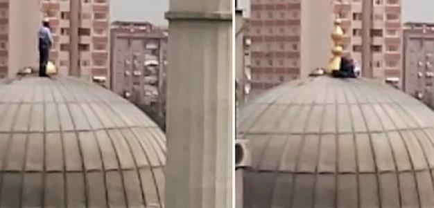 Şirinevler'de bir işçi kubbede namaz kıldı