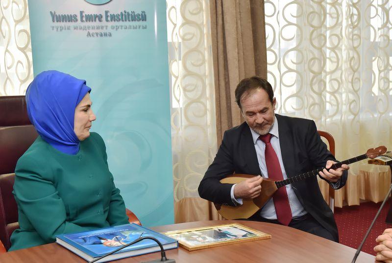 Emine Erdoğan Dombra'yı bestecisinden dinledi