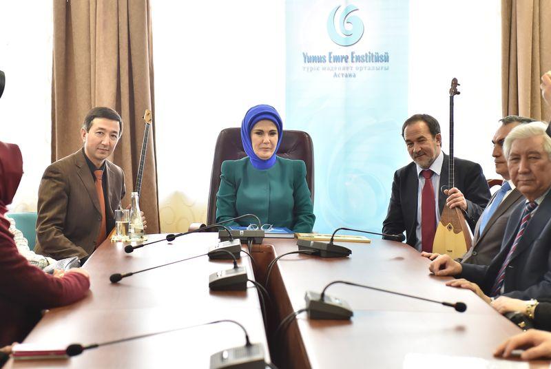 Emine Erdoğan Dombra'yı bestecisinden dinledi