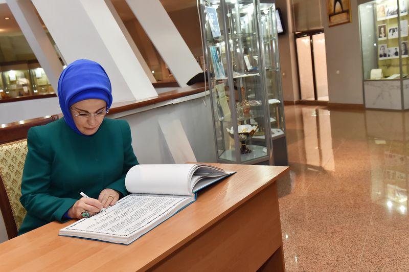 Emine Erdoğan Dombra'yı bestecisinden dinledi