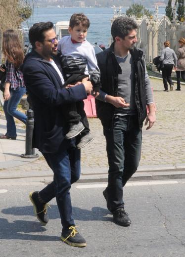 Emre Altuğ oğlu Uzay'la Bebek turu attı