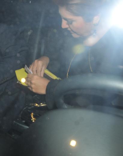 Sibel Can 1800 TL dağıttı