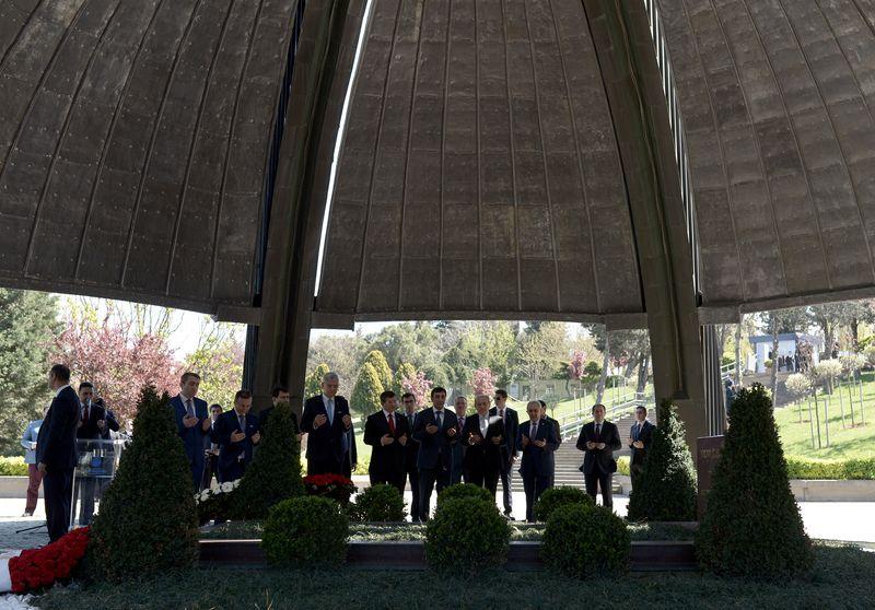 Başbakan Davutoğlu Özal'ın mezarını ziyaret etti