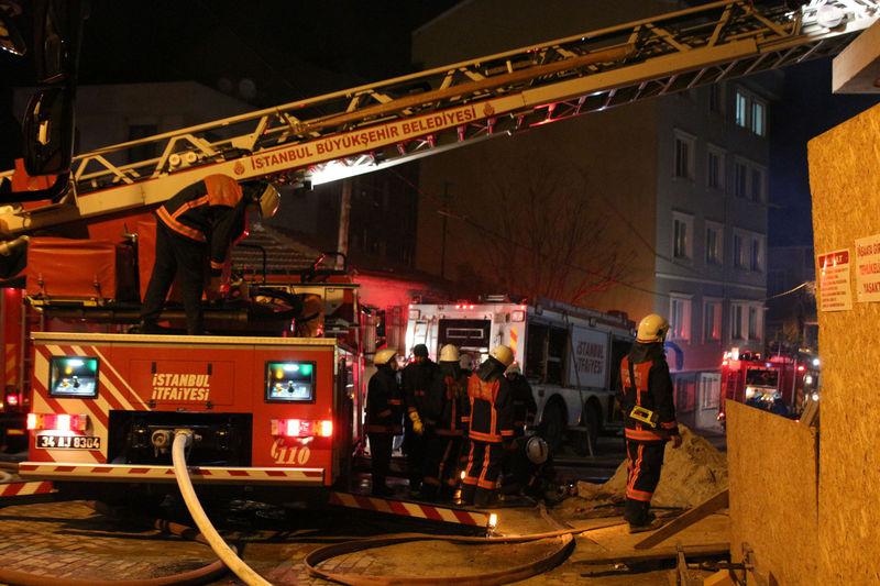 İstanbul'da terk edilmiş bina yandı