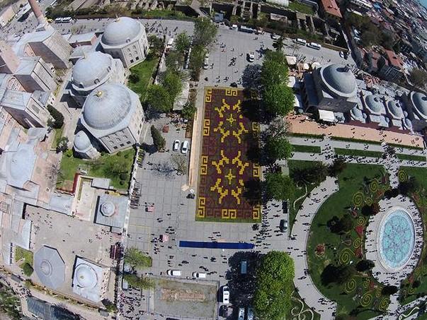 Sultanahmet'te dünyanın en büyük halı motifi oluşturuldu