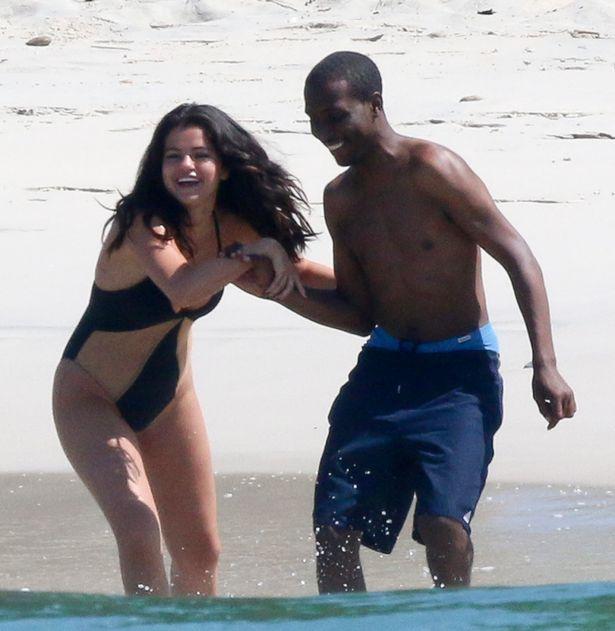 Selena Gomez fazla kilolarını böyle sakladı