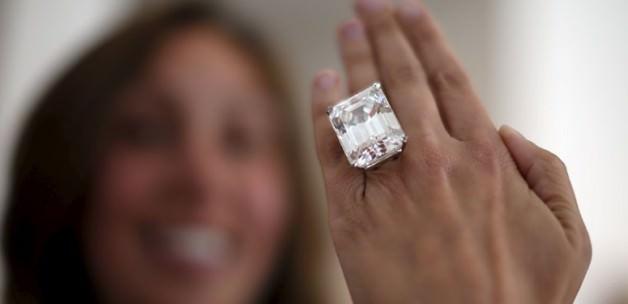 Pırlanta yüzük 22 milyon dolara satıldı