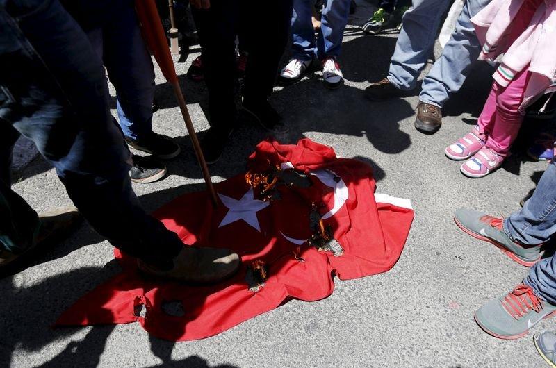 Ermeniler Kudüs'te Türk bayrağını yaktı