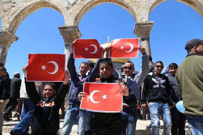 Ermeniler Kudüs'te Türk bayrağını yaktı