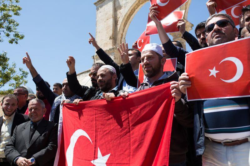 Ermeniler Kudüs'te Türk bayrağını yaktı