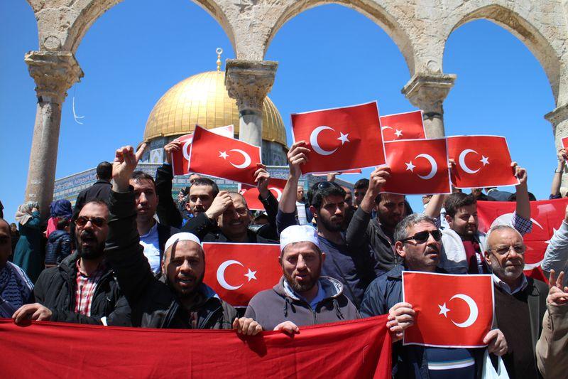 Ermeniler Kudüs'te Türk bayrağını yaktı