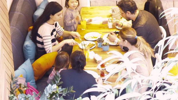 Tuba Büyüküstün ailece kahvaltıda