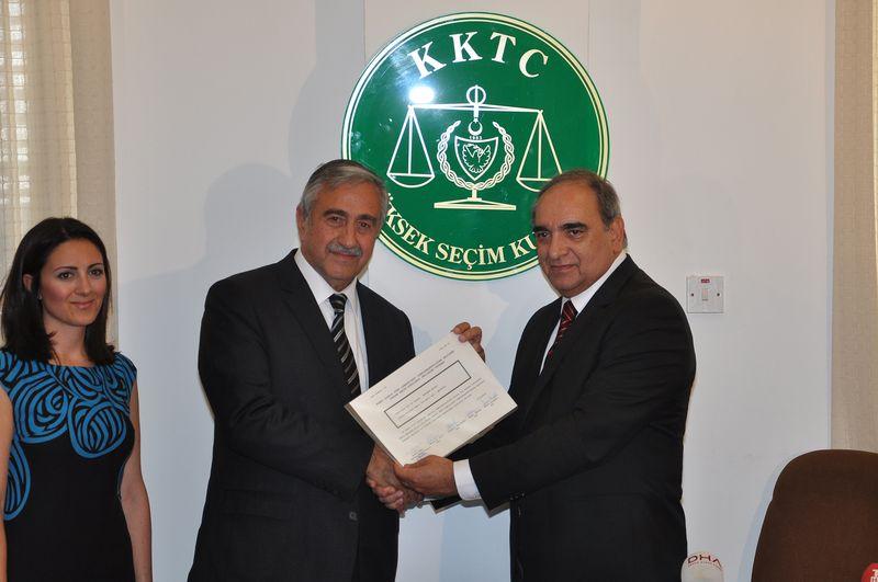 Mustafa Akıncı mazbatasını aldı