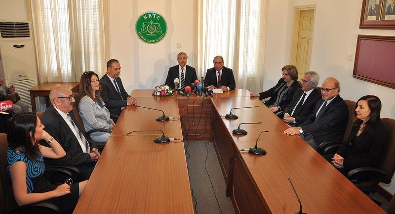 Mustafa Akıncı mazbatasını aldı