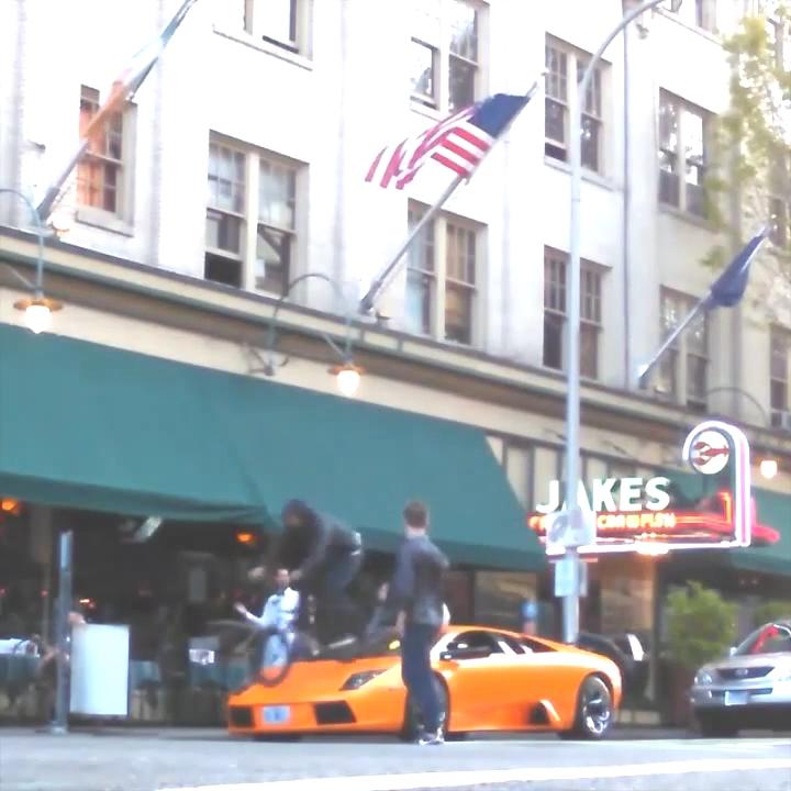 Bisikletiyle Lamborghini'nin üzerinden geçti