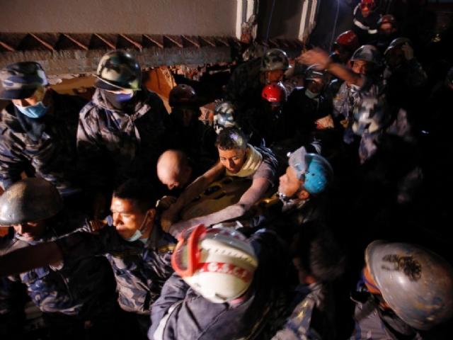Nepal'de 82 saat sonra bir genç enkazdan sağ çıkarıldı