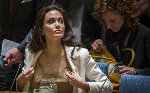 Angelina Jolie BM toplantısına sütyensiz gitti