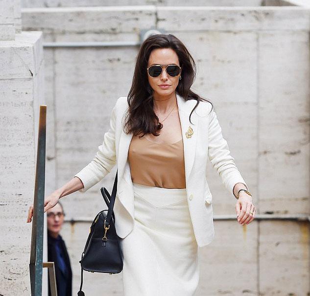 Angelina Jolie BM toplantısına sütyensiz gitti