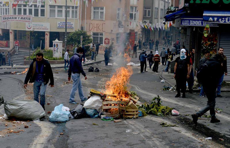 Okmeydanı'nda molotoflu 1 Mayıs eylemi