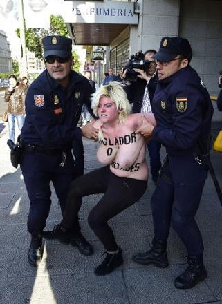 Fransa'daki 1 Mayıs kutlamasında FEMEN eylemi