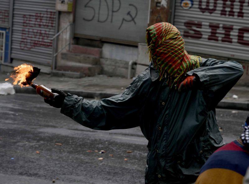 Okmeydanı'nda molotoflu 1 Mayıs eylemi